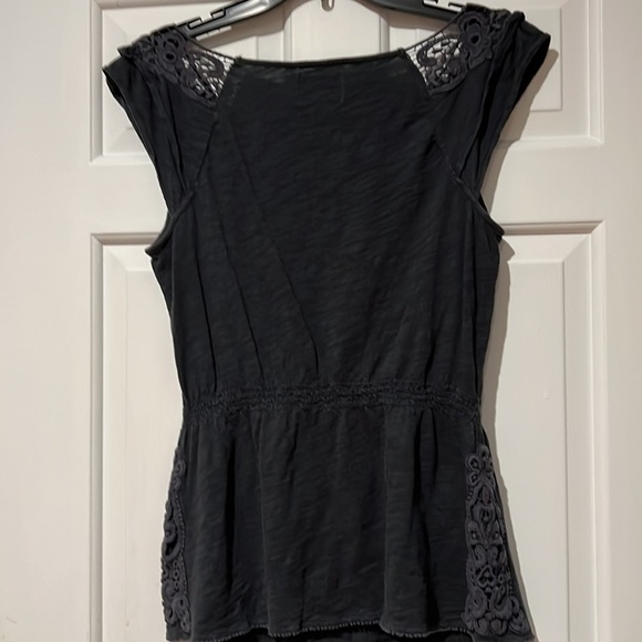 Deletta - Anthropologie- cap sleeve tee with lace trim. - Picture 5 of 6